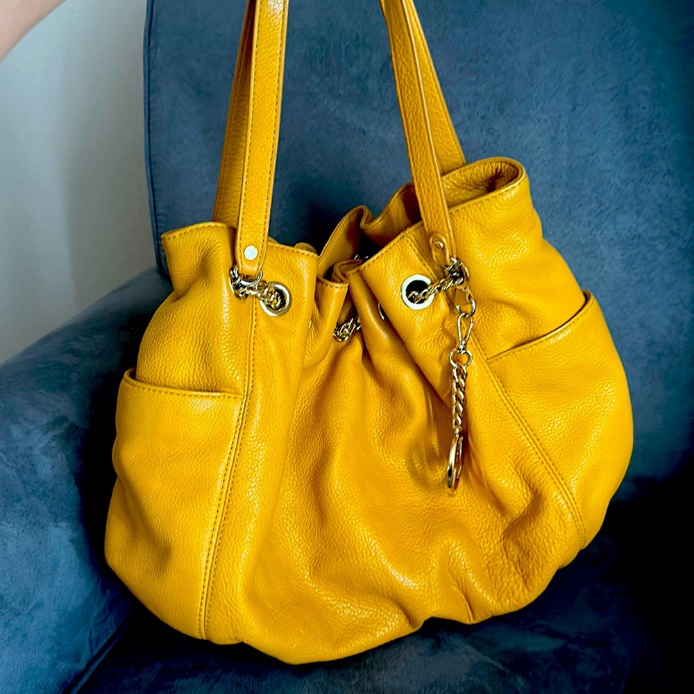 Perfect mustard color purse for the fall.